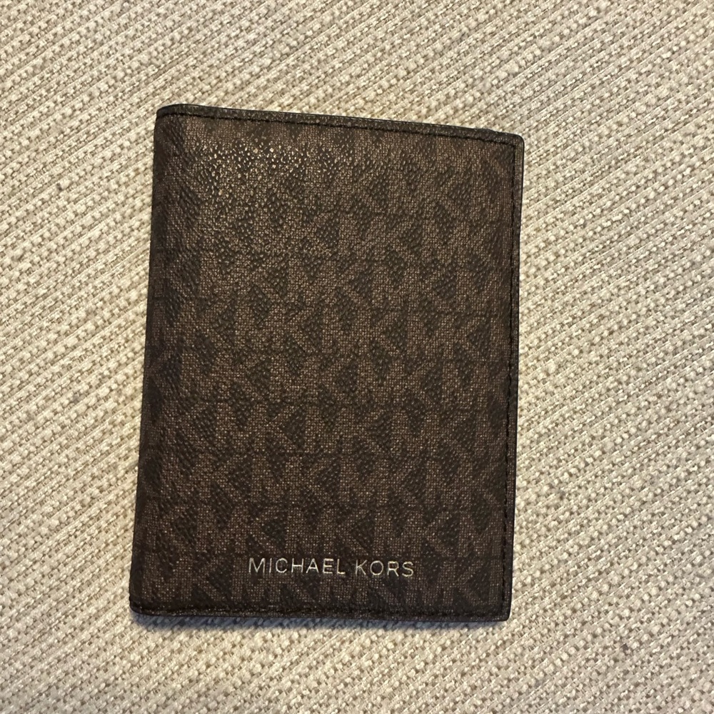 Micheal Kors NWOT passport holder